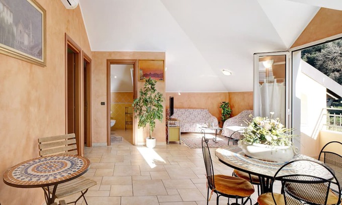 Dolceacqua Apartment | Apartment 'L'albicocco' with Balcony and Wi-Fi