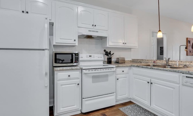 Statesboro Villa | Eagle's Refuge: Pet-Friendly Stay Near GSU Paulson Stadium