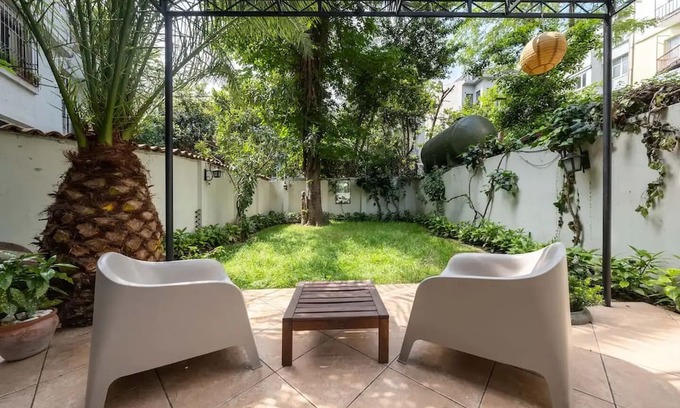 Cihangir Apartment | Cozy Secret Garden Apartment in City Center for Families