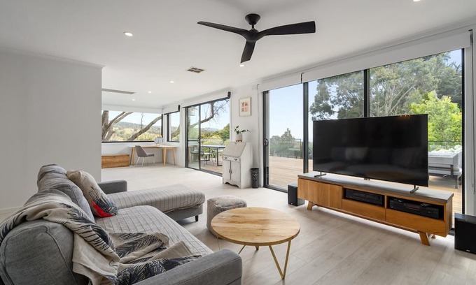 Red Hill House | Alkira Red Hill - Peaceful haven with magnificent 180 degree bay and mountain views