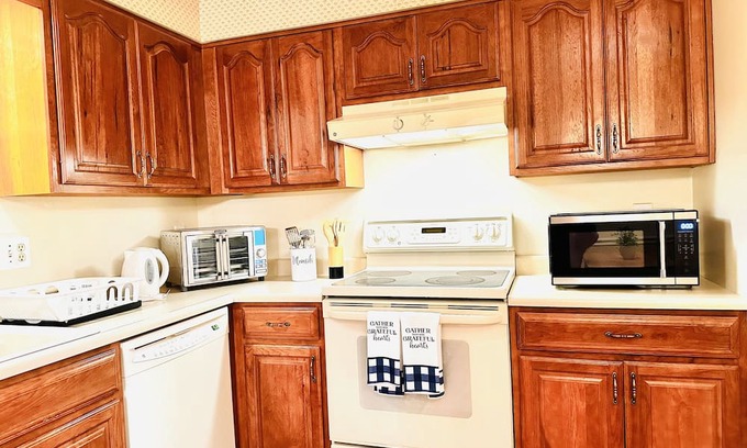 West Chester House | Ocean Palace: Ideal for Families Near I-75 and Local Attractions