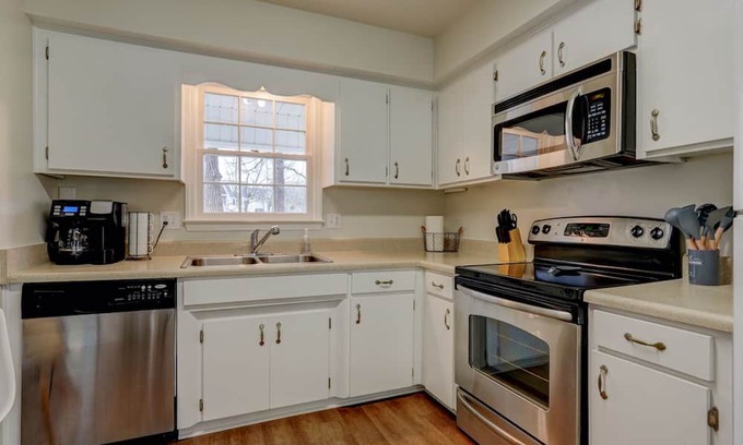 Drayton House | Convenient Stay with Workspace, Near Downtown & Amenities