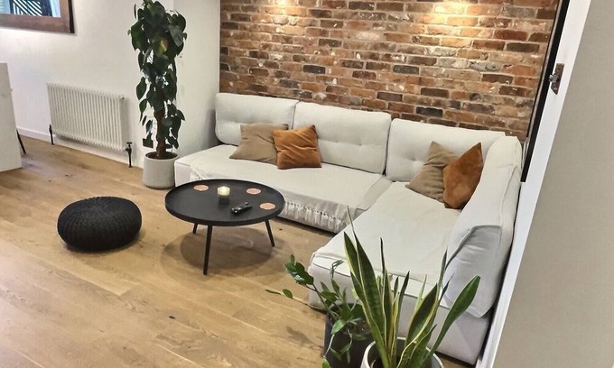 South Twickenham Apartment | Modern Apartment with Cinema Den near Nature Parks