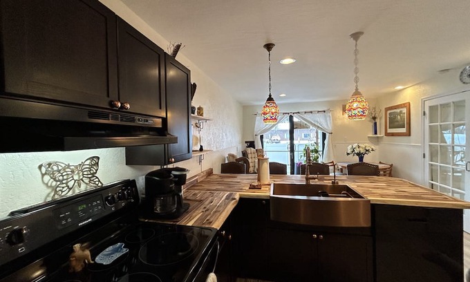 Stevensville House | Weekend getaway!! Beautiful newly renovated townhouse.