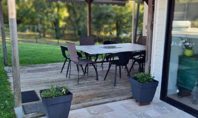 Boisredon House | Lake View Holiday Home 'La Font Des Ânes' with Wi-Fi