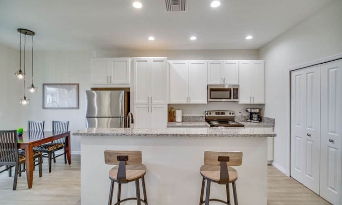 Okeechobee House | Modern Okeechobee Townhome with Pet-Friendly Amenities