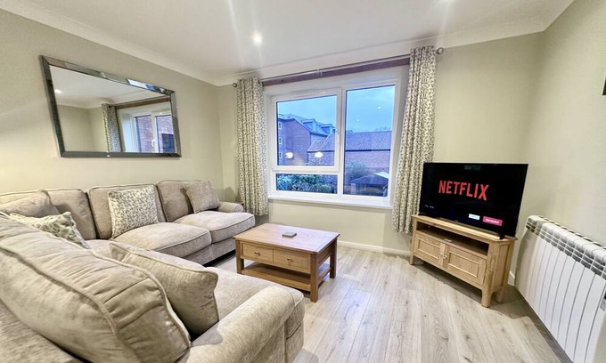 York Cottage | Cozy 9 Cloisters Walk: Perfect for Families and Friends
