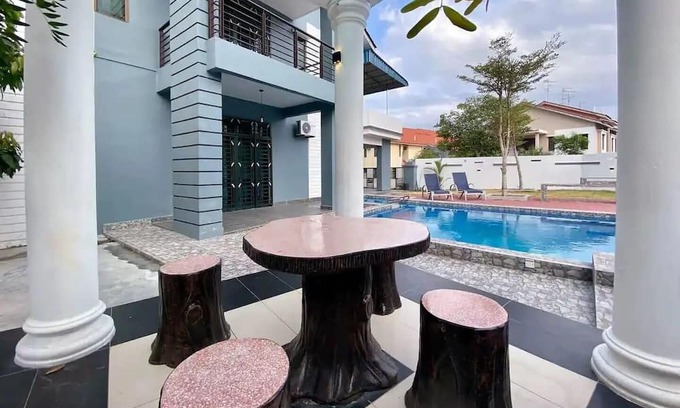 Tebrau House | A Chic & Comfy 4BR Home with Private Pool