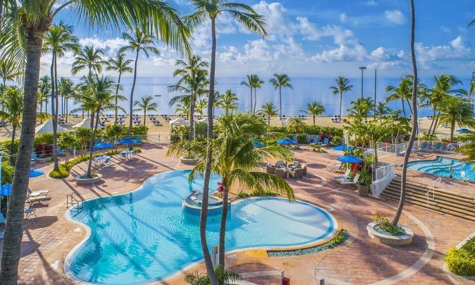 Islamorada House | Experience Beachfront Bliss with Outdoor Pools and Ocean Views