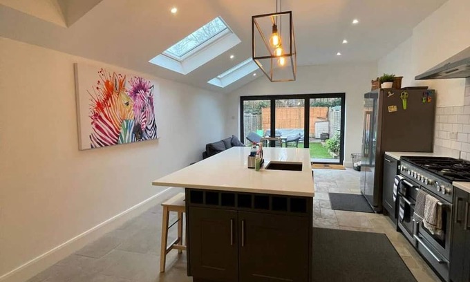 Canbury Apartment | Elegant 3-Bed House with Family-Friendly Amenities