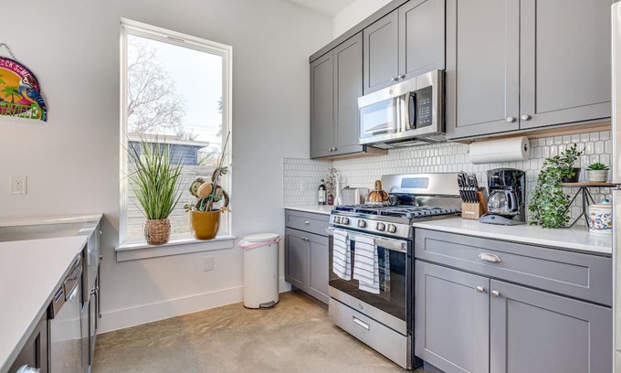 Brentwood Cottage | Pet-Friendly Brentwood Retreat Near Downtown Attractions