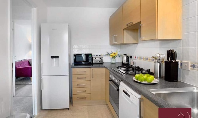 Bracknell House | Bracknell Getaway: Garden, Parking & Family-Friendly Stay