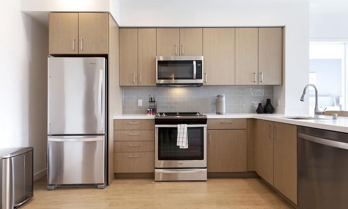 Downtown Apartment | Modern Apartment with Kitchen in Prime Location Awaits You