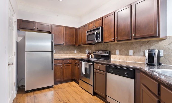 Overland Park Apartment | Modern Apartment with Kitchen in Prime Location
