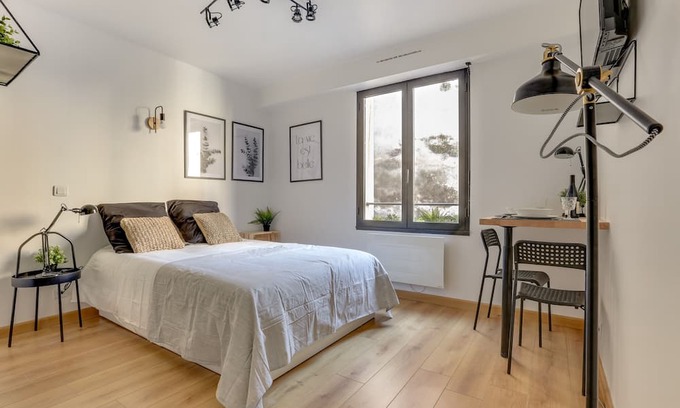Saint Nicolas - Charles III - Ville vieille - Trois Maisons - Leopold Bed & Breakfast | Studio Carnot - Quiet location in Nancy's hypercen
