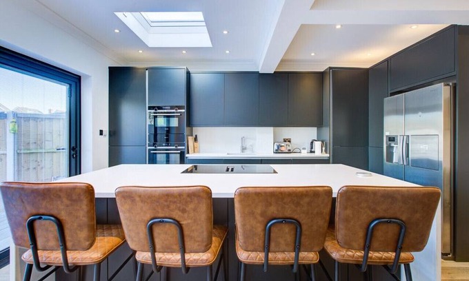 Havering House | Peaceful 5BR House in Romford with Free Parking & Family Amenities