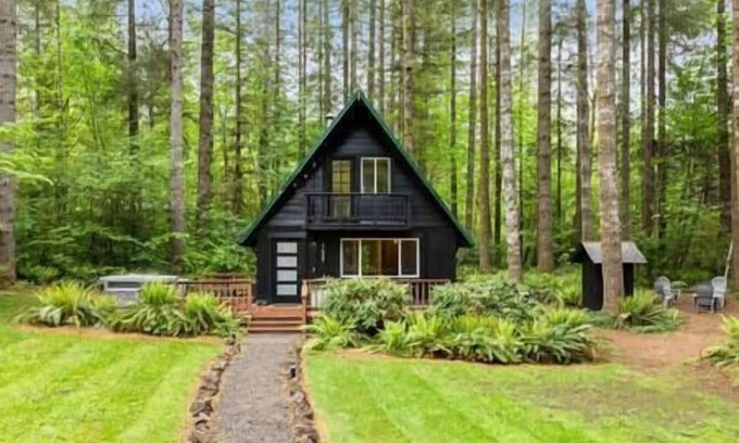 Ariel Cabin | Cozy Cabins by Lake Merwin with Hot Tub for Family Fun