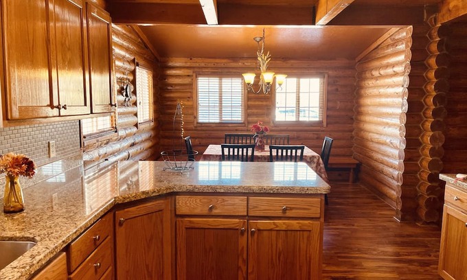 Mesquite Cabin | Charming Cabin Retreat with Fenced Backyard & Family-Friendly Amenities
