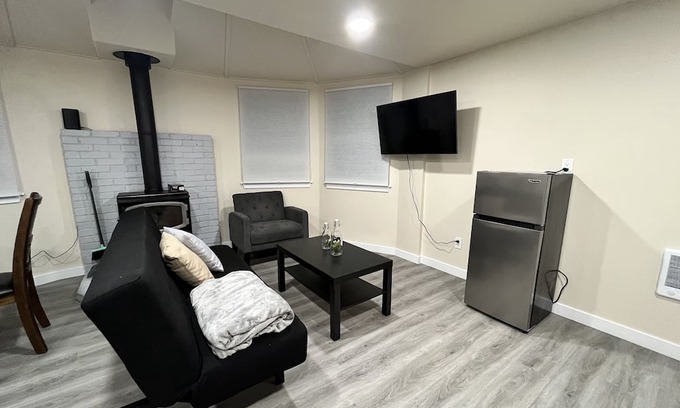 Tukwila House | Cozy 2 Bedroom Home with Breakfast in Central Location