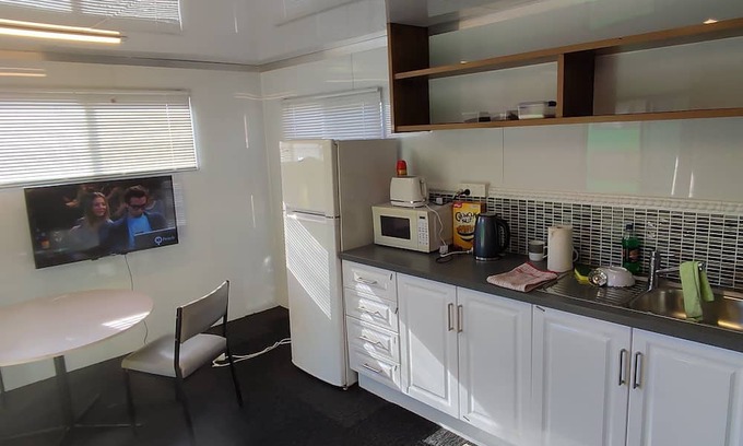 Broadwood Apartment | Cozy Cabins on Broadie: Family-Friendly with Kitchen & Breakfast
