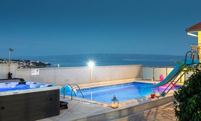 Kamen Apartment | Spacious Three-Bedroom Apartment with Sea View in Stobreč