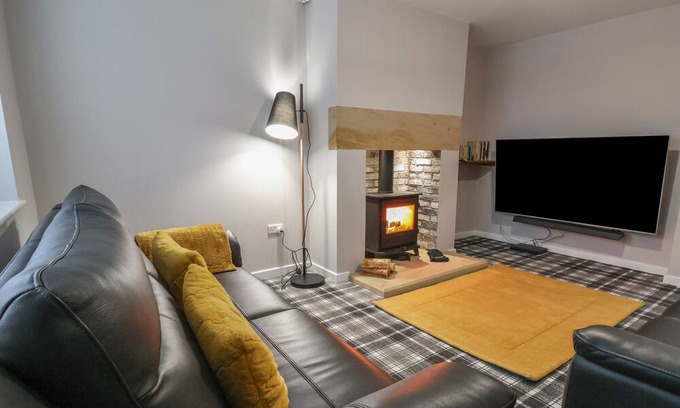 Froncysyllte Cottage | 7 WOODLANDS GROVE, pet friendly, with open fire in Froncysyllte