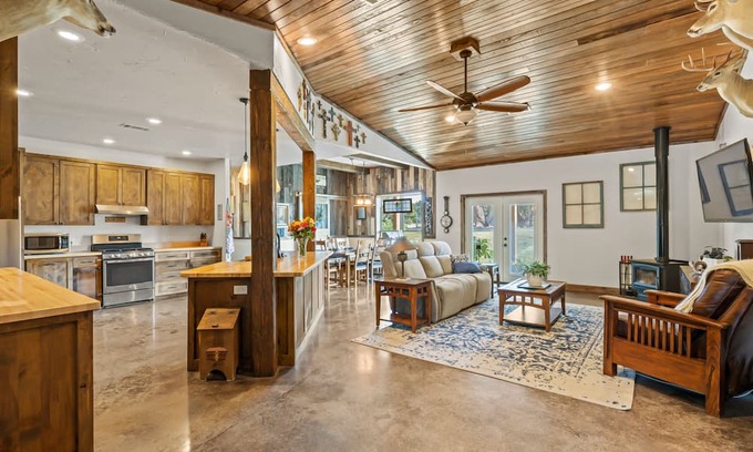Harper House | Inviting Ranch Retreat with BBQ, Ping-Pong & Firepit