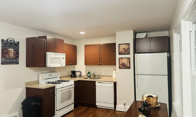 Elmhurst House | Budget-Friendly Elmhurst Home Near Airport with Kitchen