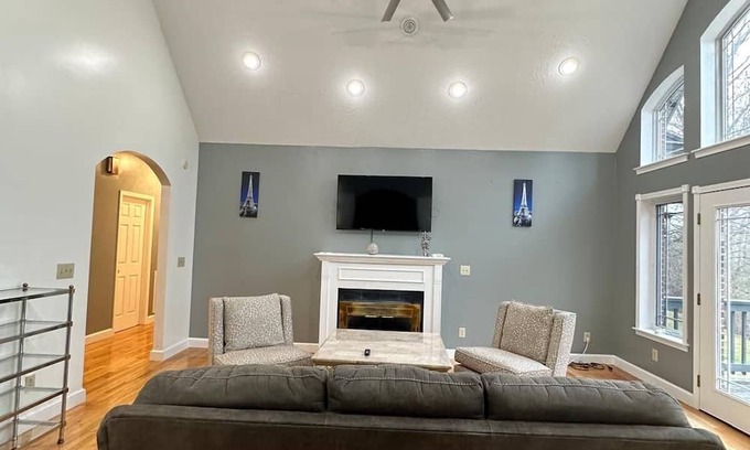 Jefferson House | Comfortable Retreat for Groups on 10 Acres in Jefferson NC