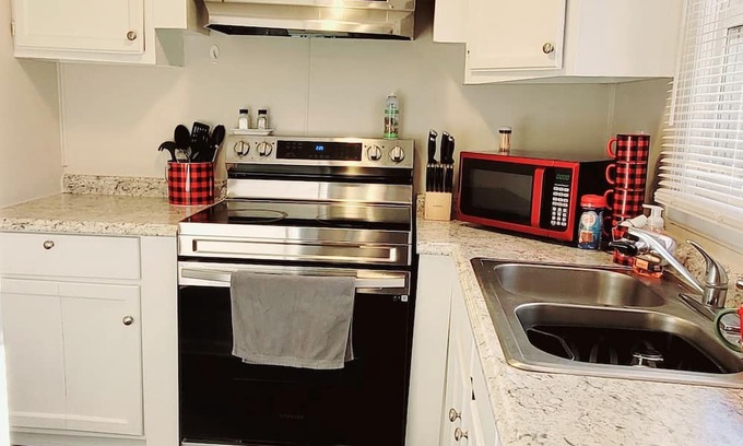 Cameron Cottage | Pet-Friendly Whistling Pines Cottage - Rated 9.4/10