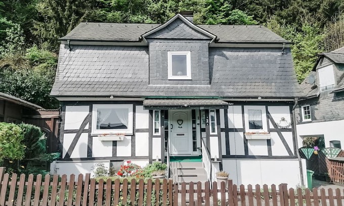 Untervalme House | Ideal Family Retreat: 10 Min from Ski Slopes & Pet Friendly