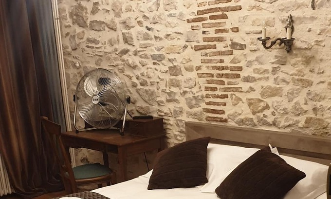 Saint-Amand-Montrond Bed & Breakfast | Convenient City Center Accommodation with Family-Friendly Amenities