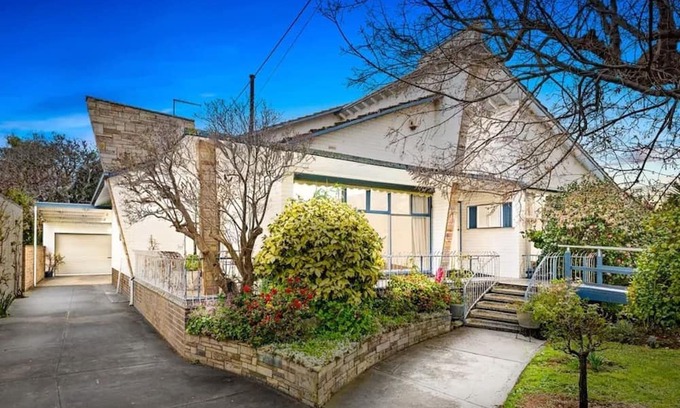 Werribee House | Retro Lodge in Werribee: Family-Friendly Fun Awaits