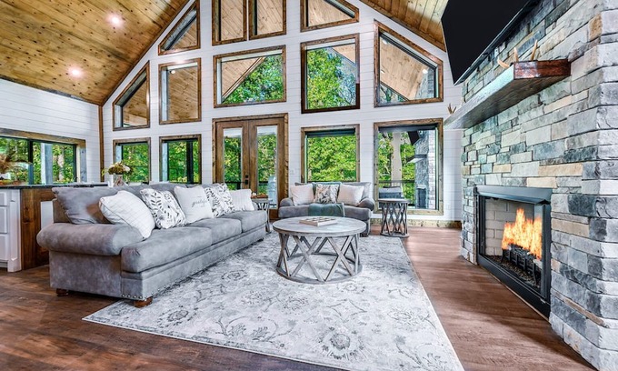 Broken Bow Cabin | RIVERFRONT RETREAT: DIRECT ACCESS TO WATER & MOUNTAIN FUN