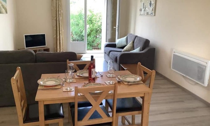 Jarnac Apartment | Gîtes for 4 Amidst Vineyards by the Charente River