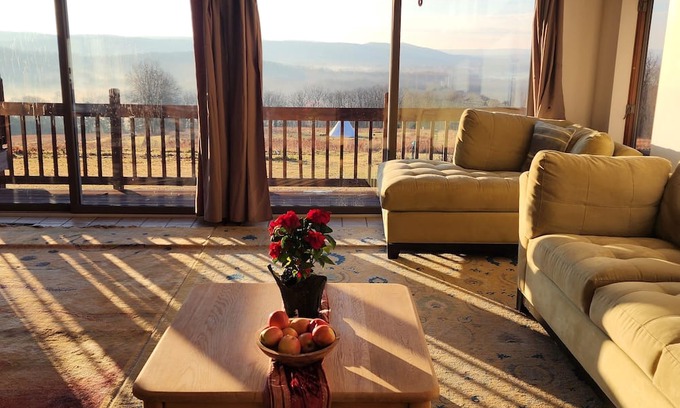 Bowers Villa | Unwind at Valley Views: Pet-Friendly Retreat with Spa