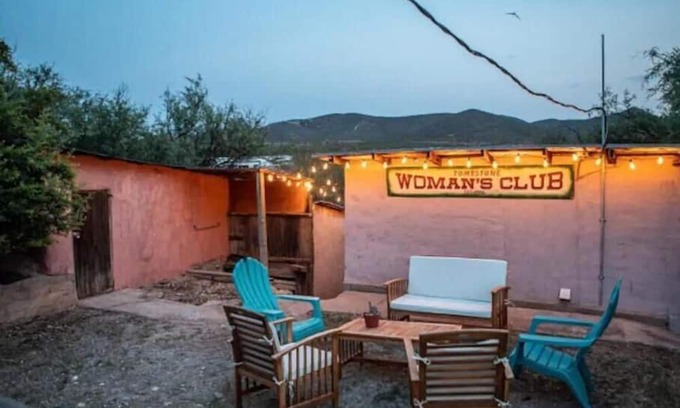 Tombstone House | Discover The Hollywood Cowboy: Family-Friendly Retreat