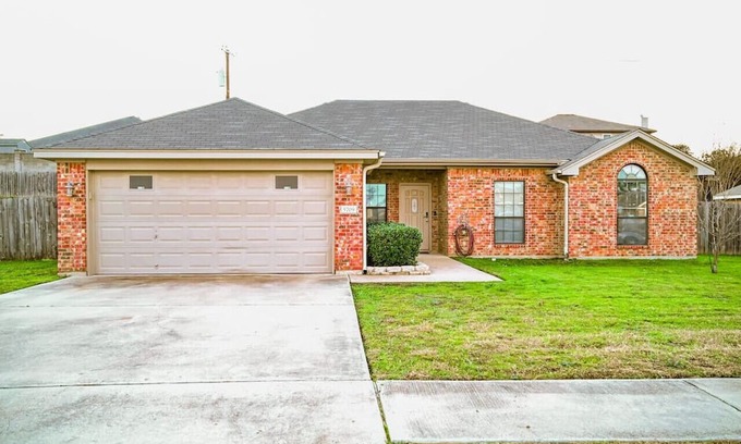 Killeen House | Stylish Home Near Hospital - Family-Friendly Retreat