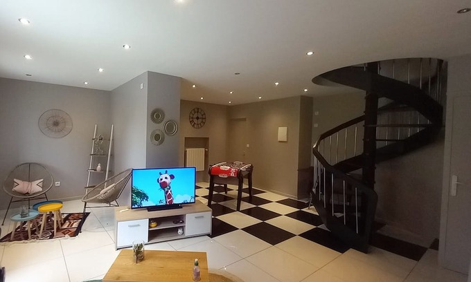 Chateauroux House | Spacious and Comfortable Entire Home with Spa Amenities