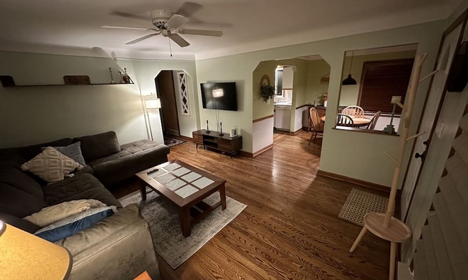 Allen Park House | Peaceful Bungalow near Airports & Downtown Detroit