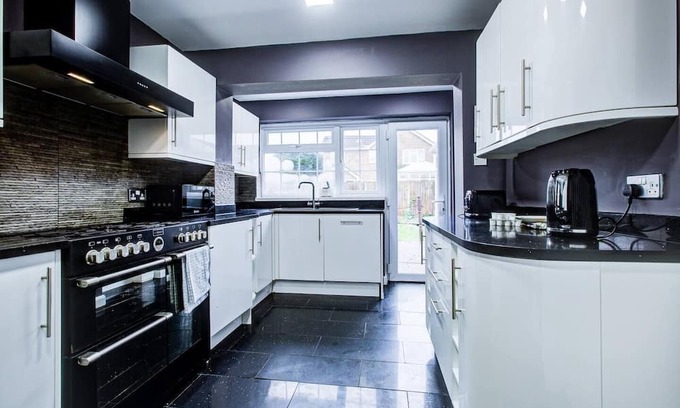South Benfleet House | Explore Pass the Keys: Family-Friendly 4-Bedroom Retreat