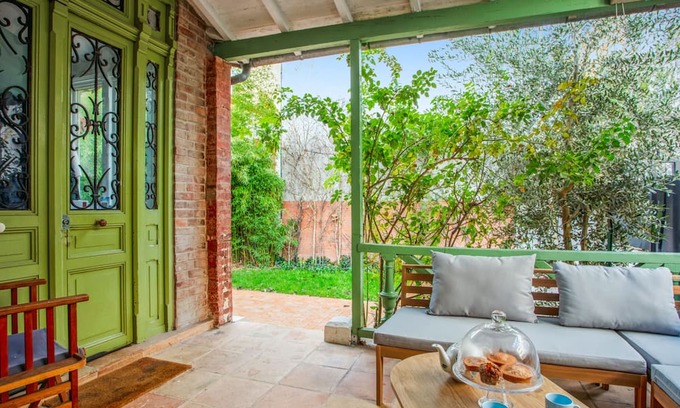 Cœur de Ville House | Family-Friendly Retreat with Garden in Courbevoie - Welkeys