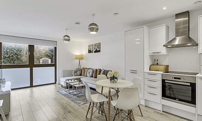 Watford Apartment | Newly Furnished and Bright Home