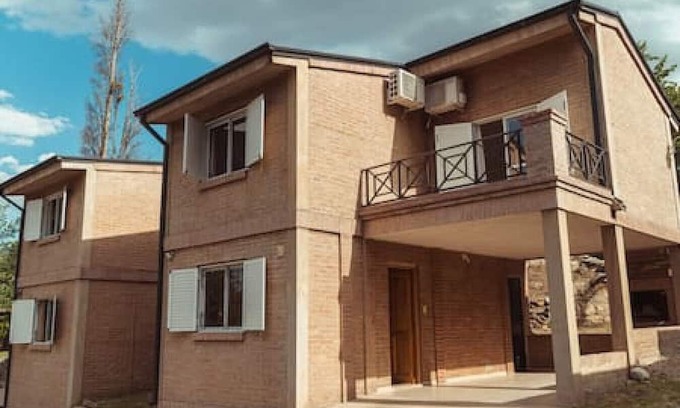 Alta Gracia Cabin | Cozy Duplex Madrid: Family & Pet-Friendly Retreat