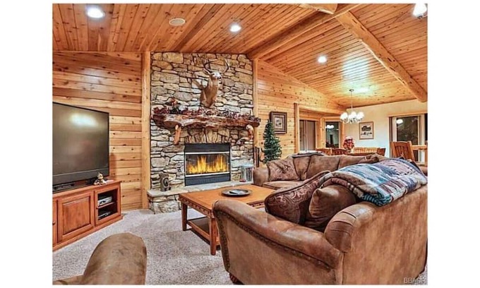Castle Glen Estates Cabin | BearBrae: Log Home Retreat with Hot Tub & Game Room