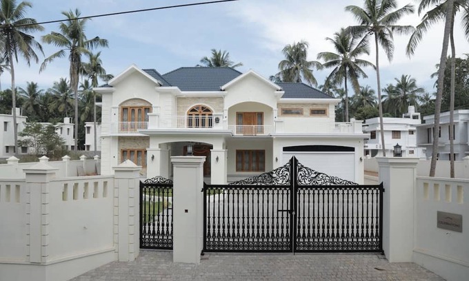 Thalassery House | Convenient 4 Bedroom Colonial House Near Kannur Airport