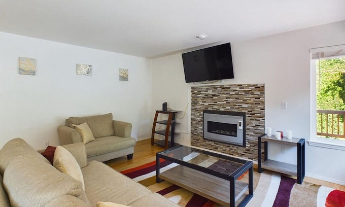 Kent House | Spacious 5BR Kent Retreat with Free Parking & Laundry