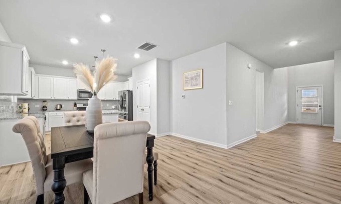 Grayson House | Whispering Pines Residence: Ideal for Family and Pets