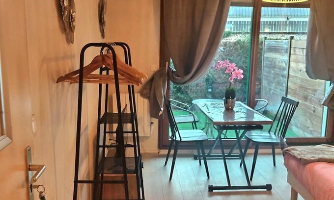 Evreux Apartment | Relaxing Appart Bourg 13: Garden, Free Wifi & Family Friendly