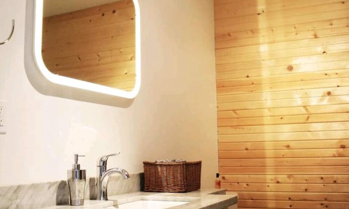Squamish House | Comfortable Chief Mountain View Retreat with Family Amenities